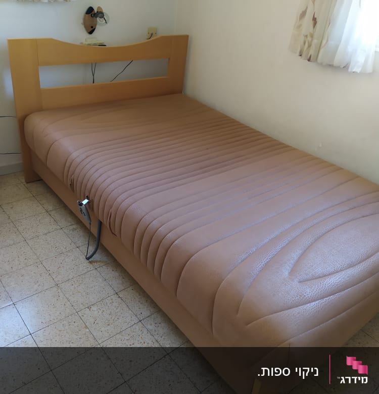 מיטה עם מזרן חום בחדר שינה פשוט